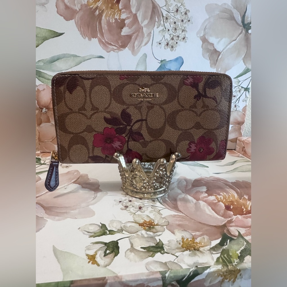 Coach Accordion Zip Wallet In Signature Canvas With Victorian Floral Print
